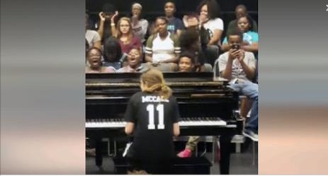 Girl Warns Classmates She ‘Can’t Sing’ — But Jaw-Dropping Performance Has Them Going Nuts