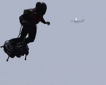 Man flying a jetpack Reported by pilots – Iron Man in Real Life?